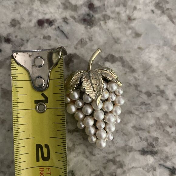 Crown Trifari Grape Cluster Brooch Pin Faux Pearls - Picture 6 of 6